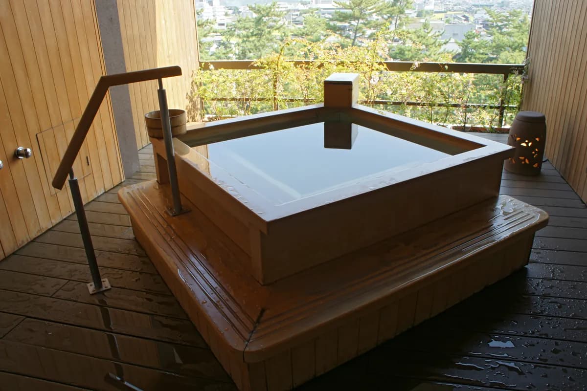 A square wooden open-air bath on a private deck at Kotohira Kadan in Kagawa